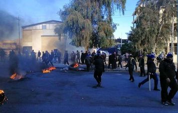   صدامات بين المحتجين وأنصار  مقتدى الصدر  