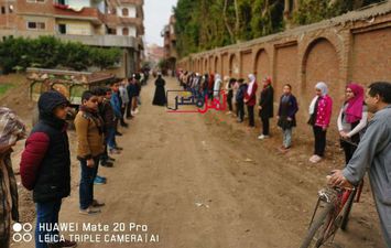 طلاب مدرسة الشهيد غازي يودعون جثمان معلمتهم