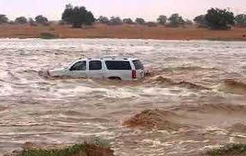  غرق سيارته في بركة من الماء 