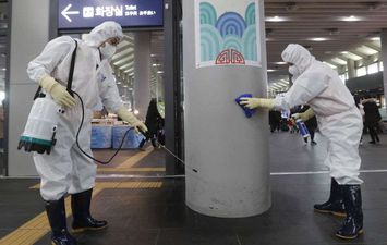 كوريا الجنوبية تفرض الحجر الصحي على 1300 مواطن تواصلوا مع مصابين بفيروس كورونا 