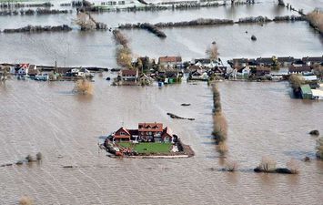 مئات الأشخاص يفرون من منازلهم بسبب الفيضانات العارمة 