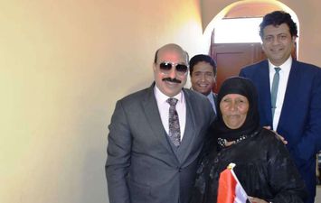 محافظ اسوان مع سيدة من اهالي البشارية