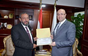 محافظ بني سويف يكرم طبيب الغلابة والفقراء 