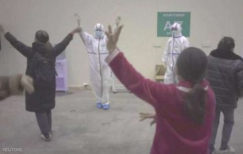 مرضى كورونا يرقصون في مستشفى بمدينة ووهان (رويترز)