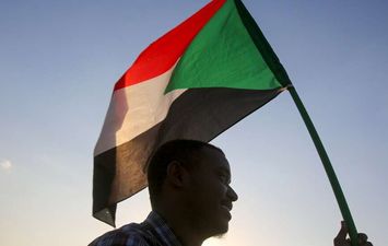 مواطن سوداني يرفع علم بلاده - أرشيفية (Reuters )