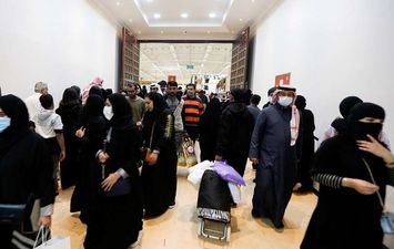 مواطنات يرتدين كمامات واقية في البحرين (Reuters )