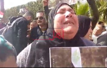 مواطنة تودع مبارك بالدموع 