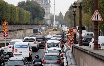 هبوب رياح وأمطار مفاجئة تضرب العاصمة الفرنسية تسببت في حوادث (GETTY)