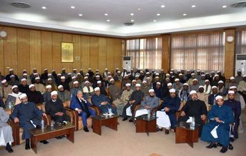وزير الاوقاف مع الأئمه باسوان