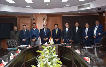 وزير الرياضة يشهد عقد تطوير السباحة المصرية 