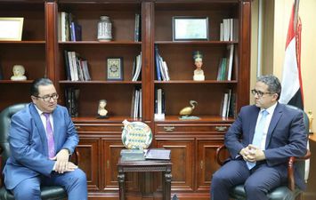 وزير السياحة والآثار مع سفير كازاخستان بالقاهرة
