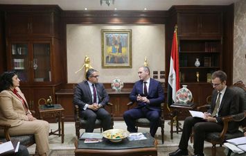 وزير السياحة والآثار يجتمع بسفير بيلاروسيا بالقاهرة