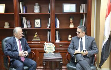 وزير السياحة والآثار يجتمع مع سفير اليونان بالقاهرة