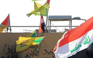 أعلام كتائب حزب الله" في العراق بجانب العلم العراقي - أرشيفية (Reuters )