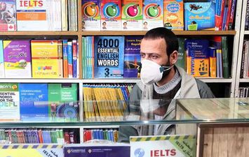 إجراءات وقائية في إيران بعد تفشي فيروس كورونا (رويترز)