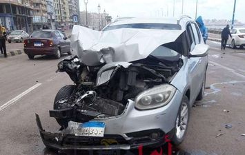 إصابة 5 أشخاص في حادث تصادم سيارتين بطريق كورنيش الإسكندرية