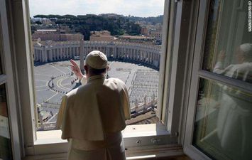 البابا فرانسيس أمام الساحة الفارغة بسبب كورونا أرشيفية