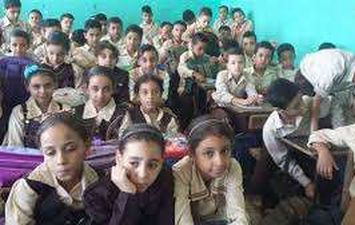  التعليم :"وجود مساحة لا تقل عن متر بين الطلاب " 