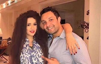 التفاصيل الكاملة لأزمة ياسمين عبدالعزيز وشقيقها بسبب علاقتها بأحمد العوضي