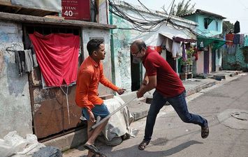 الشرطة الهندية تضرب المواطنين
