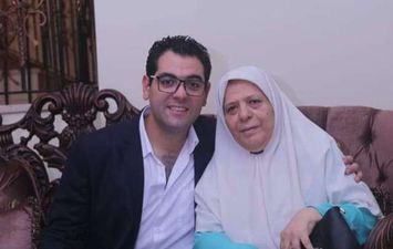 الشهيد الرائد ماجد عبد الرازق ووالدته 