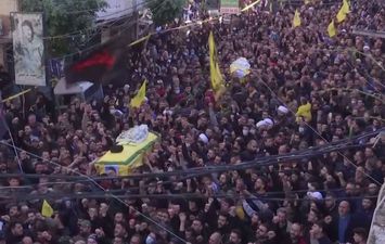 الآلاف يشيعون مقاتلي حزب الله في بيروت