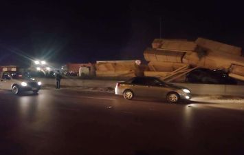 انقلاب سيارة محملة بالأخشاب بطريق الإسكندرية الصحراوي