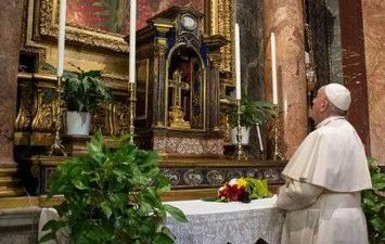 بابا الفاتيكان أمام الصليب المعجزة