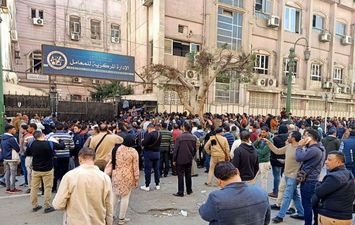 تجمع المواطنين أمام معامل وزارة الصحة والسكان