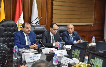 خلال الاجتماع بجامعة بني سويف 