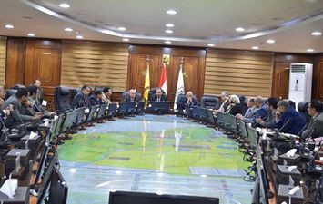 خلال الاجتماع بجامعة بني سويف 