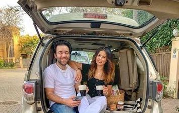 ريهام أيمن وشريف رمزي في السيارة