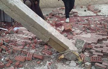 سقوط السقف داخل القاعة