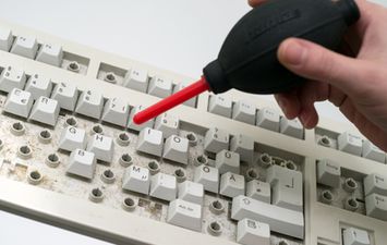 كيفية تنظيف لوحة المفاتيح والشاشات