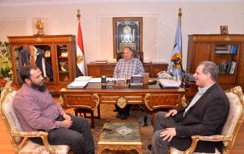 لقاء المحافظ بمدير منطقة البريد والسكرتير العام 