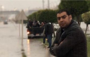مباحث القاهرة الجديدة تنقذ ركاب أتوبيس تعطل وسط مياة الأمطار 