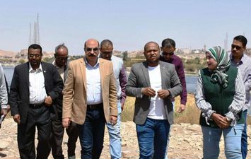 محافظ اسوان مع نائبه في الحديقة الاستوائية