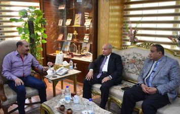 محافظ اسوان ورئيس الشركة القابضة للصناعات