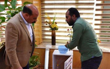 محافظ اسوان  يجرب جهاز التعقيم الذاتي 