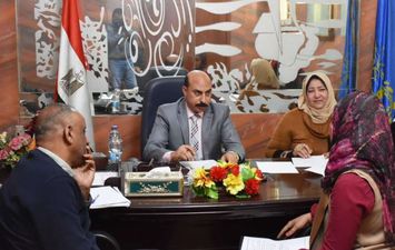 محافظ اسوان يستمع شكاوي المواطنين