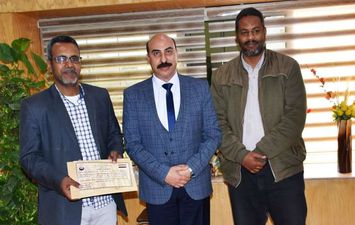 محافظ اسوان يكرم مدرسة جمال عبدالناصر