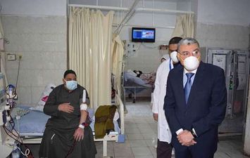 محافظ المنيا خلال جولته بمستشفي المبرة