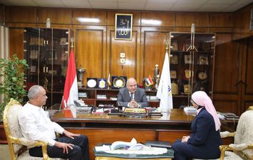 محافظ قنا يبحث بروتوكول التعاون لإنشاء مركز معلومات 