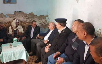 محافظ قنا يقدم واجب العزاء لأسر ضحايا انهيار سور مدرسة بفرشوط