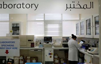 مختبر في إحدى مستشفيات الإمارات (Reuters )