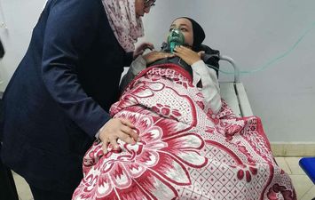 نائبة المحافظ تتطمئن علي حالة الطالبات