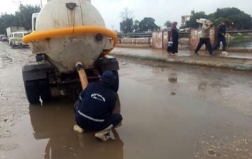 نشر معدات اماكن تجمعات مياه امطار بالمحافظات