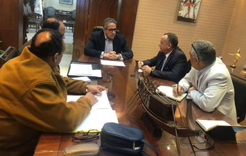 وزير السياحة والآثار يجتمع مع المجلس الأعلى للآثار
