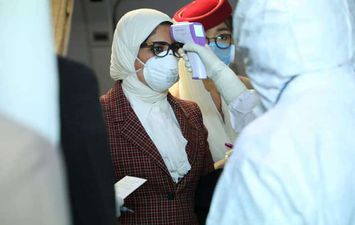 وزيرة الصحة تخضع للفحص الطبي بمطار بكين