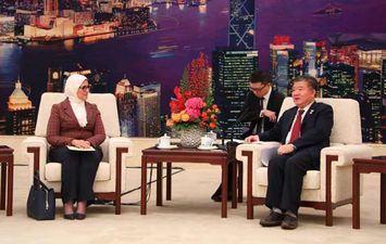 وزيرة الصحة مع نائب رئيس البرلمان الصيني